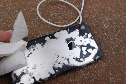 iPhone 7 bị ngâm trong axit trong 5 phút vẫn sử dụng bình thường, máy chỉ bị cạn pin và bong lớp màu mạ trên vỏ.