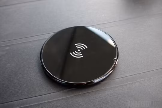 iPhone 8 có màn hình OLED cong, lưng kính, sạc wireless?