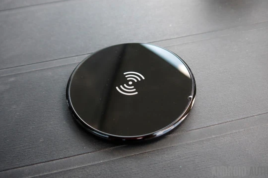 iPhone 8 có màn hình OLED cong, lưng kính, sạc wireless?