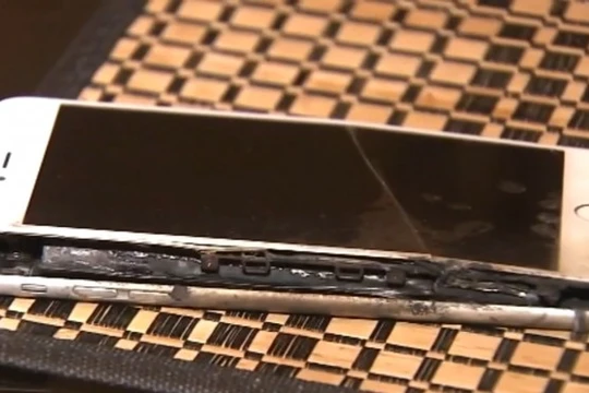 Apple iPhone 6S phát hỏa sau khi sạc