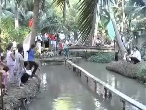 Trò chơi đạp xe đi qua cầu khỉ