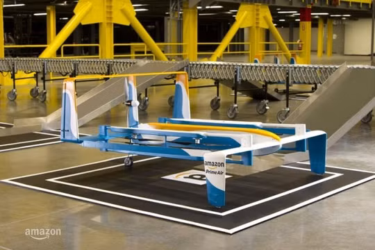 Amazon thử nghiệm giao hàng bằng drone tại Anh