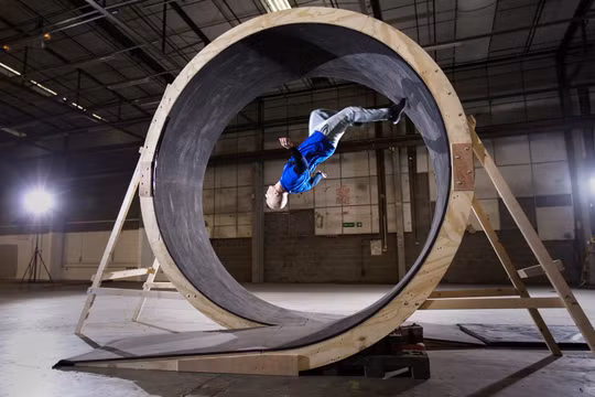 Video: Người đầu tiên chạy được vòng tròn 360 độ trên thế giới