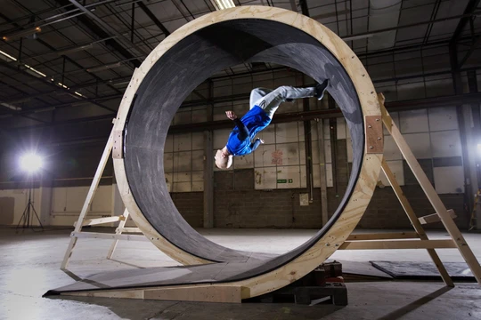 Video: Người đầu tiên chạy được vòng tròn 360 độ trên thế giới