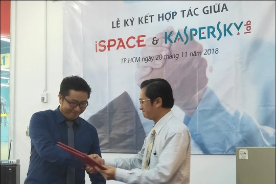Ông Ngô Tấn Vũ Khanh, Giám đốc phát triển Kaspersky Việt Nam (trái) và ông Nguyễn Hoàng Anh, Hiệu trưởng trường iSpace, ký kết thỏa thuận hôm 20/11 - Ảnh: H.Đ