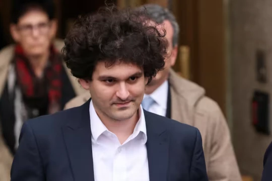 Sam Bankman-Fried rời Tòa bán Liên bang Manhattan sau phiên điều trần ngày 3/1 (Ảnh: Reuters)