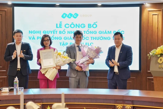 Tân Tổng Giám đốc FLC Lê Tiến Dũng (áo xám), tân Phó Tổng Giám đốc thường trực Trần Thị Hương cùng các lãnh đạo tập đoàn FLC tại lễ công bố (Ảnh: FLC)