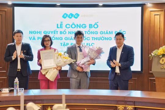Tân Tổng Giám đốc FLC Lê Tiến Dũng (áo xám), tân Phó Tổng Giám đốc thường trực Trần Thị Hương cùng các lãnh đạo tập đoàn FLC tại lễ công bố (Ảnh: FLC)