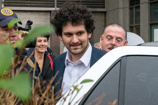 Sam Bankman-Fried cùng bố mẹ rời khỏi tòa án liên bang ở New York (Ảnh: Getty)