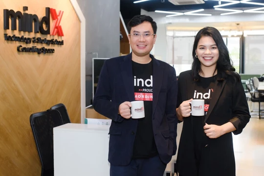 Hai nhà sáng lập MindX: ông Nguyễn Thanh Tùng và bà Nguyễn Thị Thu Hà (Ảnh: MindX)