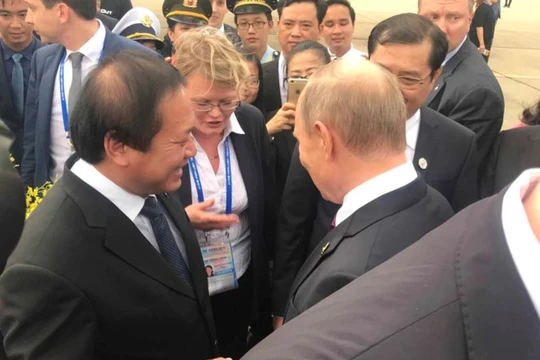 Bộ trưởng Trương Minh Tuấn tiễn Tổng thống Nga Putin cùng đoàn rời sân bay Đà Nẵng về nước