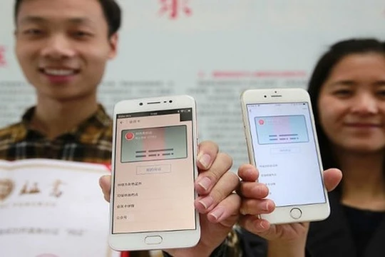 Người dùng chỉ cần mang smartphone bên người để xác thực danh tính cá nhân.