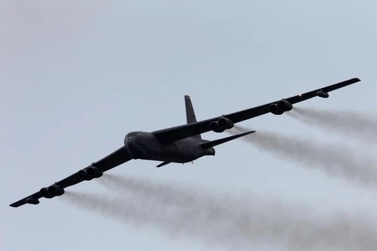 Máy bay ném bom chiến lược B-52H của không quân Mỹ đã nhiều lần hiện diện trên vùng trời Biển Đông thời gian qua. Ảnh: International Business Times.