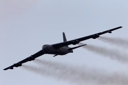 Máy bay ném bom chiến lược B-52H của không quân Mỹ đã nhiều lần hiện diện trên vùng trời Biển Đông thời gian qua. Ảnh: International Business Times.