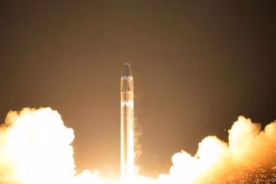 Ngày 29/11/2017, Triều Tiên phóng thử tên lửa đạn đạo xuyên lục địa Hwasong-15. Ảnh: KCNA.