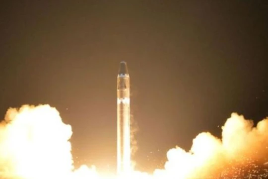 Ngày 29/11/2017, Triều Tiên phóng thử tên lửa đạn đạo xuyên lục địa Hwasong-15. Ảnh: KCNA.