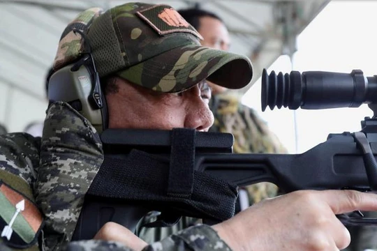 Tổng thống Philippines thử súng ngắm của Trung Quốc. Ảnh: Sina.