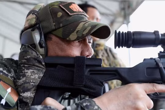 Tổng thống Philippines thử súng ngắm của Trung Quốc. Ảnh: Sina.