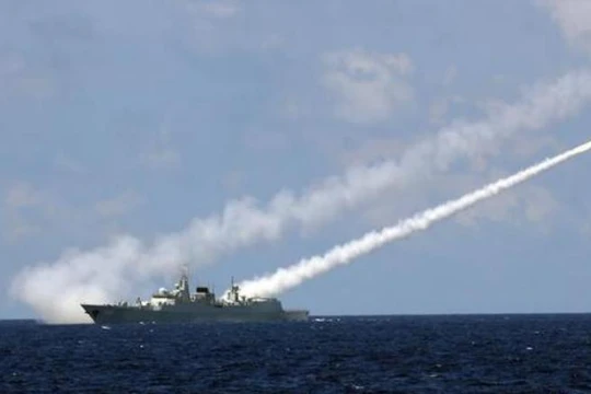 Từ ngày 5 - 11/7/2016, 3 hạm đội lớn Hải quân Trung Quốc tổ chức tập trận bất hợp pháp ở vùng biển phía đông đảo Hải Nam và vùng biển quần đảo Hoàng Sa của Việt Nam. Trong hình là tàu khu trục Quảng Châu, Hạm đội Nam Hải bắn tên lửa phòng không. Ảnh: Sina