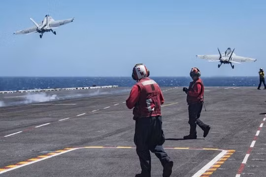 Hai máy bay chiến đấu Hornet liên tục cất cánh trên tàu sân bay Mỹ. Ảnh: Cankao