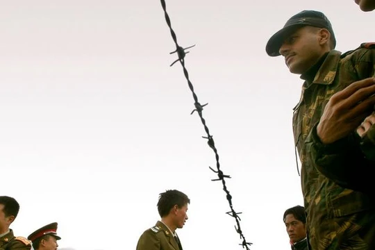 Đối đầu biên giới Trung - Ấn. Ảnh: Dwnews.