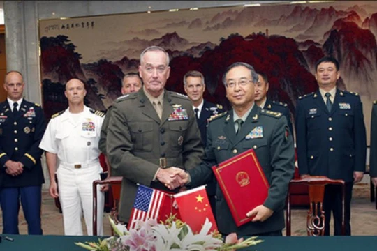 Ngày 15/8/2017, Chủ tịch Hội đồng Tham mưu trưởng Liên quân Mỹ tướng Joseph Dunford tiến hành hội đàm với Tham mưu trưởng Bộ Tham mưu liên hợp Quân ủy Trung ương Trung Quốc, tướng Phòng Phong Huy. Hai bên đạt được thỏa thuận về cơ chế đối thoại mới. Ảnh: 