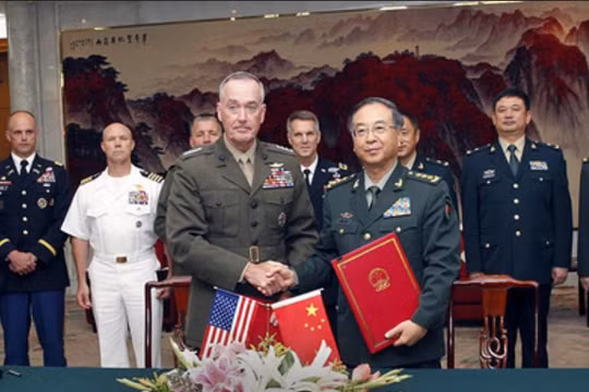 Ngày 15/8/2017, Chủ tịch Hội đồng Tham mưu trưởng Liên quân Mỹ tướng Joseph Dunford tiến hành hội đàm với Tham mưu trưởng Bộ Tham mưu liên hợp Quân ủy Trung ương Trung Quốc, tướng Phòng Phong Huy. Hai bên đạt được thỏa thuận về cơ chế đối thoại mới. Ảnh: 