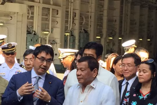 Ngày 4/6/2017, Tổng thống Philippines Rodrigo Duterte tham quan tàu sân bay trực thăng JS Izumo của Lực lượng Phòng vệ Biển Nhật Bản tại vịnh Subic, Philippines. Ảnh: Philstar.