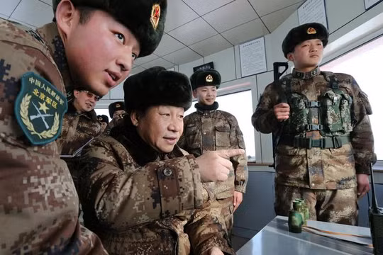 Năm 2014, Chủ tịch Trung Quốc Tập Cận Bình thị sát Quân khu Nội Mông Cổ. Ảnh: Takungpao.