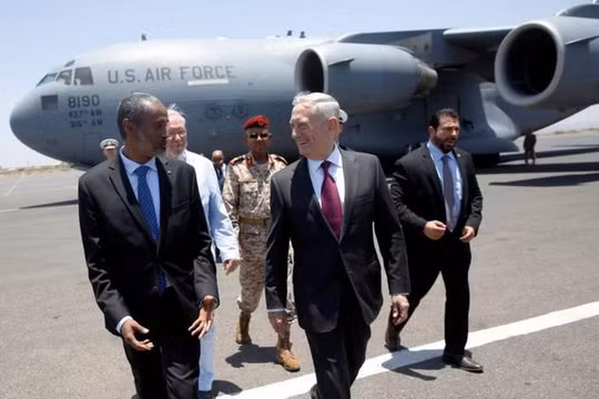 Bộ trưởng Quốc phòng Mỹ James Mattis và Bộ trưởng Quốc phòng Djibouti Ali Hasan Bahdon ở sân bay Djibouti-Ambouli ngày 23/4/2017. Ảnh: VOA