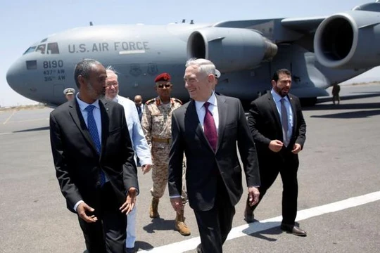 Bộ trưởng Quốc phòng Mỹ James Mattis và Bộ trưởng Quốc phòng Djibouti Ali Hasan Bahdon ở sân bay Djibouti-Ambouli ngày 23/4/2017. Ảnh: VOA