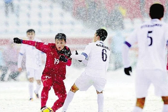 U23 Việt quật cường chiến đấu trong trận chung kết với U23 Uzbekistan. Ảnh: Hznews.