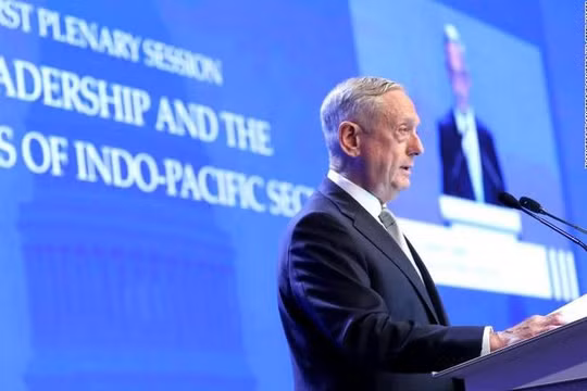 Tại Đối thoại Shangri-La 2018, Bộ trưởng Quốc phòng Mỹ James Mattis lên án các hành động quân sự hóa của Trung Quốc ở Biển Đông. Ảnh: CNN.