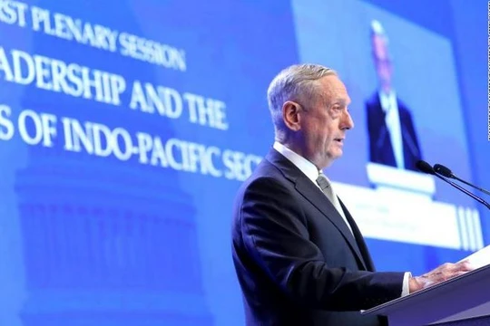 Tại Đối thoại Shangri-La 2018, Bộ trưởng Quốc phòng Mỹ James Mattis lên án các hành động quân sự hóa của Trung Quốc ở Biển Đông. Ảnh: CNN.