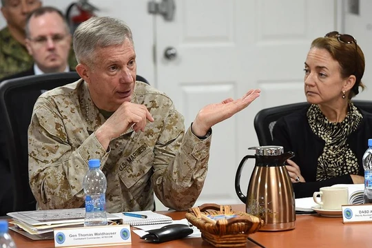 Tư lệnh Bộ tư lệnh châu Phi, quân đội Mỹ Thomas Waldhauser (bên trái). Ảnh: Wikimedia.