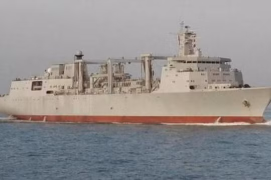 Tàu tiếp tế nhanh Type 901 Trung Quốc. Ảnh: Sina