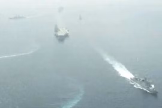 Hải quân Trung Quốc tổ chức duyệt binh trên Biển Đông. Ảnh: Sina.