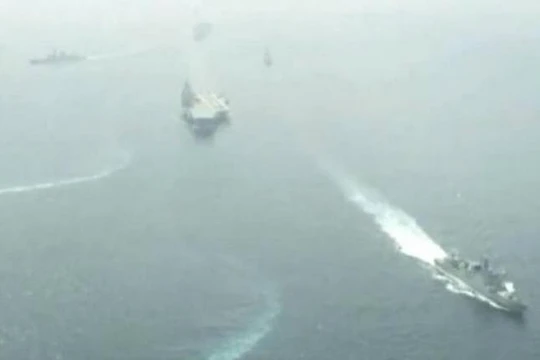 Hải quân Trung Quốc tổ chức duyệt binh trên Biển Đông. Ảnh: Sina.