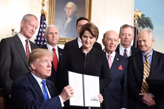 Chính quyền Tổng thống Mỹ Donald Trump ngày càng có tính "diều hâu" hơn. Ảnh: Aboluowang.