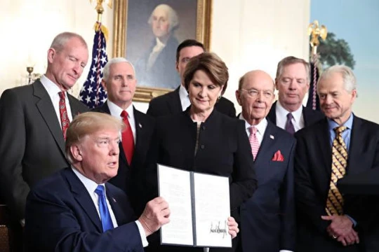 Chính quyền Tổng thống Mỹ Donald Trump ngày càng có tính "diều hâu" hơn. Ảnh: Aboluowang.