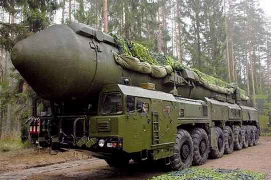 Xe phóng tên lửa đạn đạo Topol-M Quân đội Nga. Ảnh: Cankao