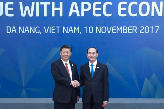 Chủ tịch nước Trần Đại Quang chào đón Chủ tịch Trung Quốc Tập Cận Bình tham dự APEC 2017 tại Đà Nẵng. Ảnh: Xinhuanet.