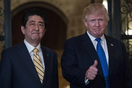 Tháng 2/2017, Thủ tướng Nhật Bản Shinzo Abe đến thăm Mỹ, hội đàm với Tân Tổng thống Mỹ Donald Trump. Ảnh: Daily Mail
