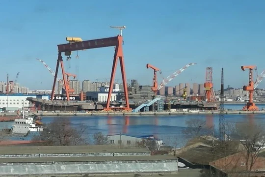 Tàu sân bay thông thường Type 001A do Trung Quốc đang chế tạo. Ảnh: Sina