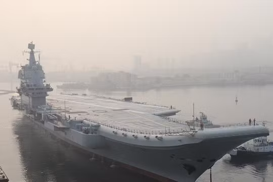 Tàu sân bay tự chế Type 001A Trung Quốc lần đầu tiên chạy thử trên biển. Ảnh: Xinhuanet.