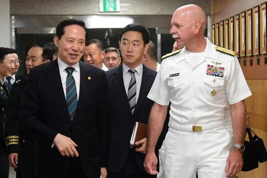 Tư lệnh Hạm đội Thái Bình Dương Scott Swift và Bộ trưởng Quốc phòng Hàn Quốc Song Young-moon (trái). Ảnh: The Investor.