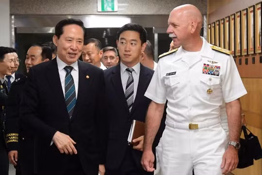 Tư lệnh Hạm đội Thái Bình Dương Scott Swift và Bộ trưởng Quốc phòng Hàn Quốc Song Young-moon (trái). Ảnh: The Investor.