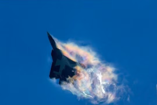 Máy bay chiến đấu tàng hình T-50 Nga tiến hành bay cơ động tốc độ cao. Ảnh: Cankao