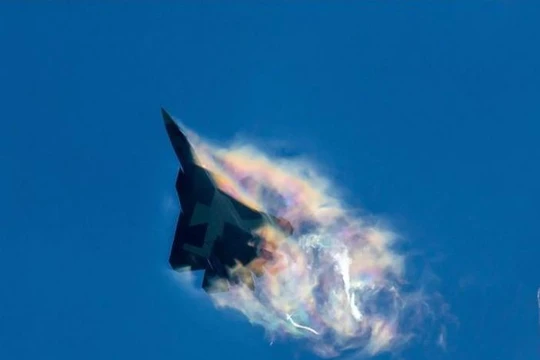 Máy bay chiến đấu tàng hình T-50 Nga tiến hành bay cơ động tốc độ cao. Ảnh: Cankao