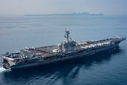 Tàu sân bay động cơ hạt nhân USS Carl Vinson ở eo biển Sunda ngày 15/4/2017. Ảnh: New York Times